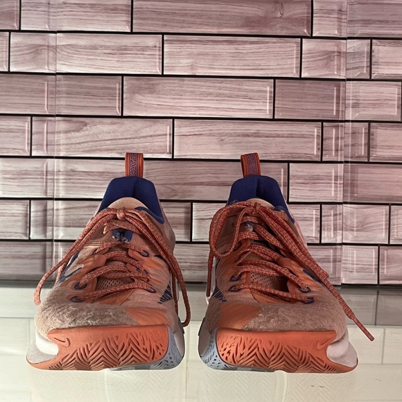 Nike women shoes size 6. Great condition. Please see pictures. - Picture 2 of 7